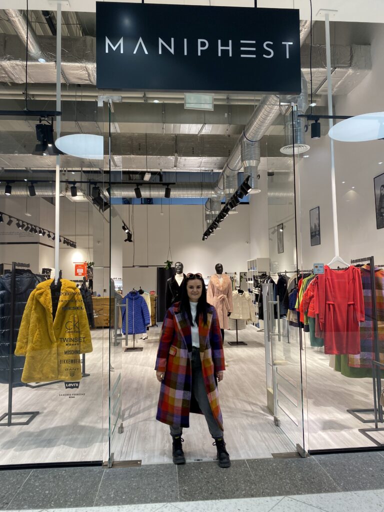 daniela1-768x1024 Stil vs tendințe: Cum să vă păstrați autenticitatea și să vă conturați stilul propriu