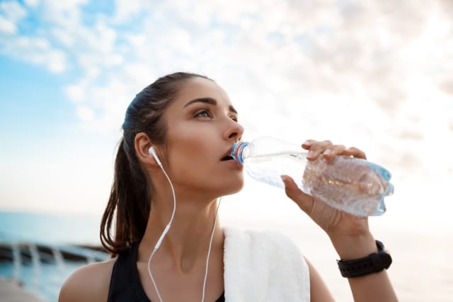 young-beautiful-sportive-girl-drinking-sunrise-seaside Nutriția femeii vara | Partea 2